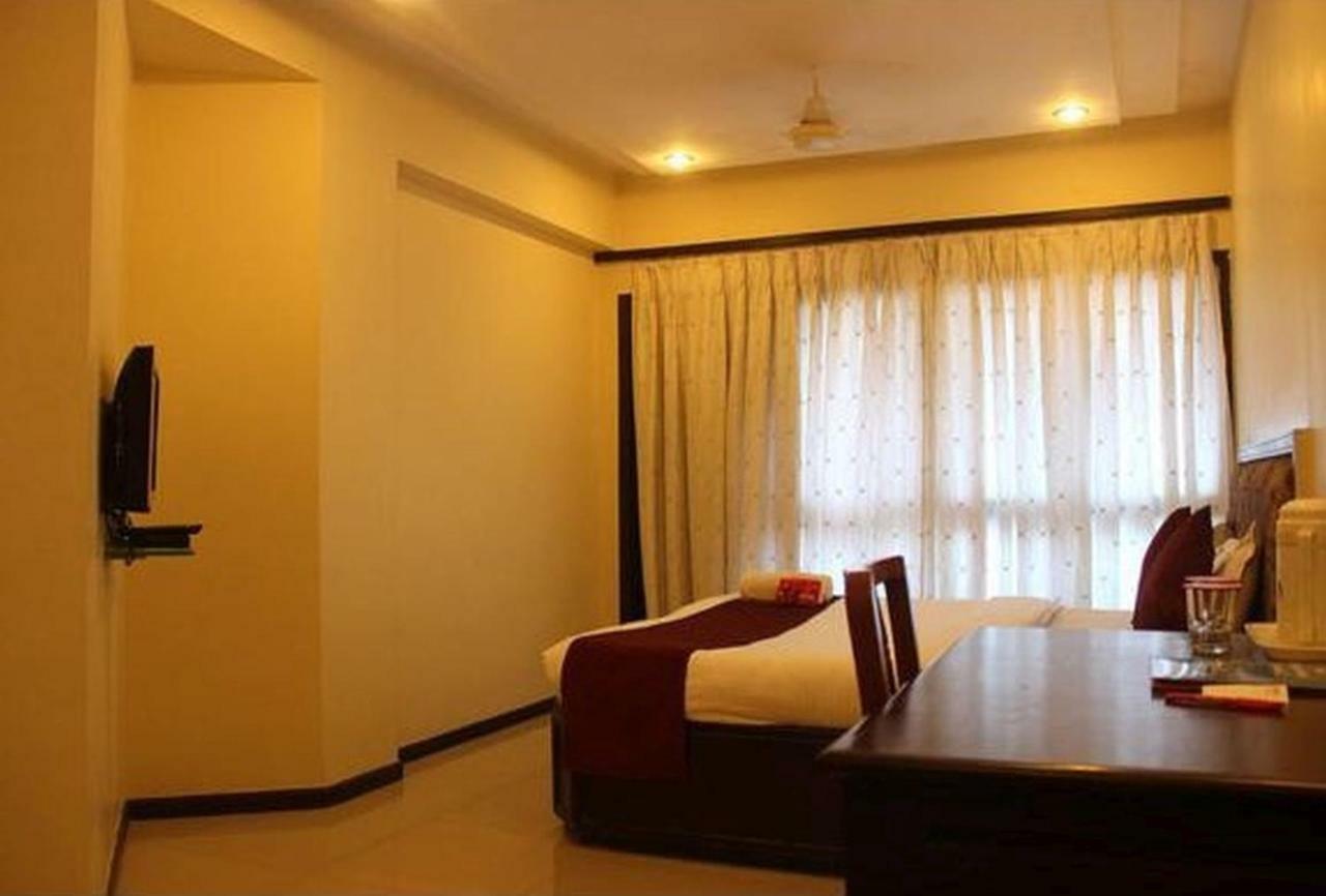 P M Regency Hotel Вадодара Экстерьер фото